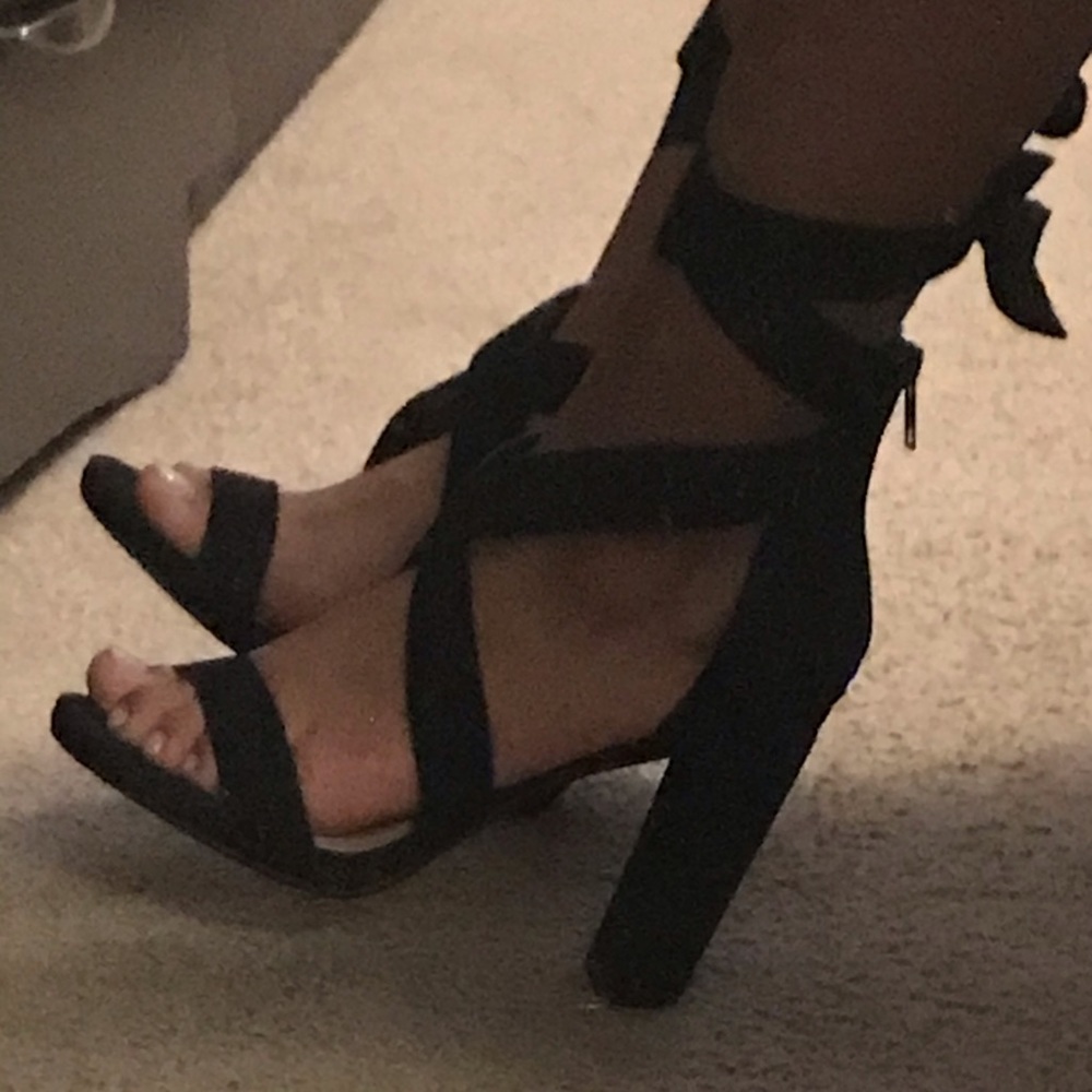 BLACK WRAP AROUND THE ANKLE HEELS